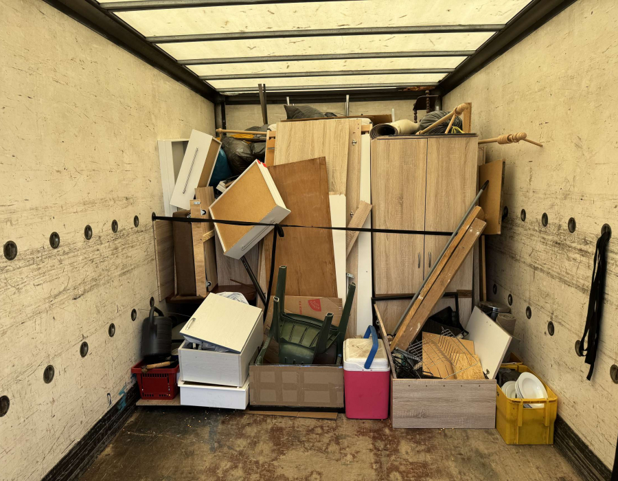 LKW von Innen mit Möbeln
